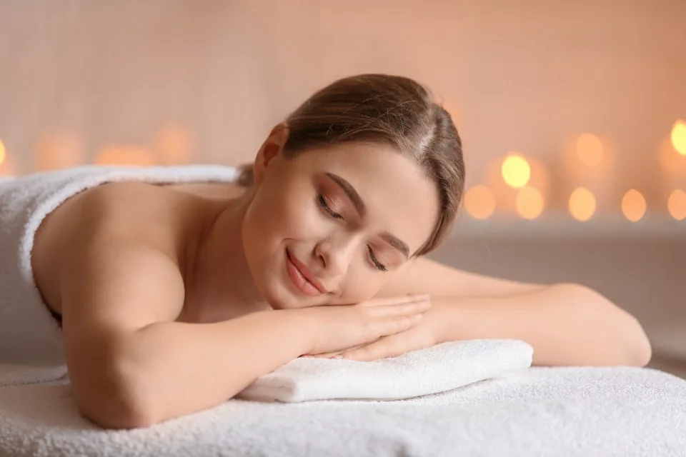 Mujer relajada en una camilla de spa